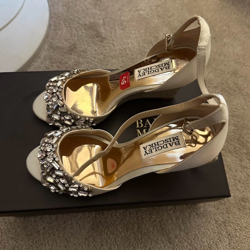 Beautiful wedding silver heels for a fancy occasion! 🤍🤍